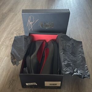 Signed Von D Roxy flats size 6